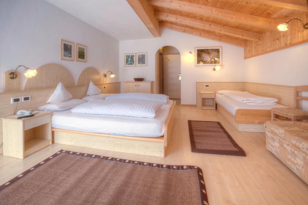 La Stua Hotel San Cassiano  Room photo